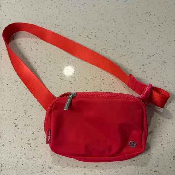 Lululemon Everywhere Belt Bag - Picture 1 of 3